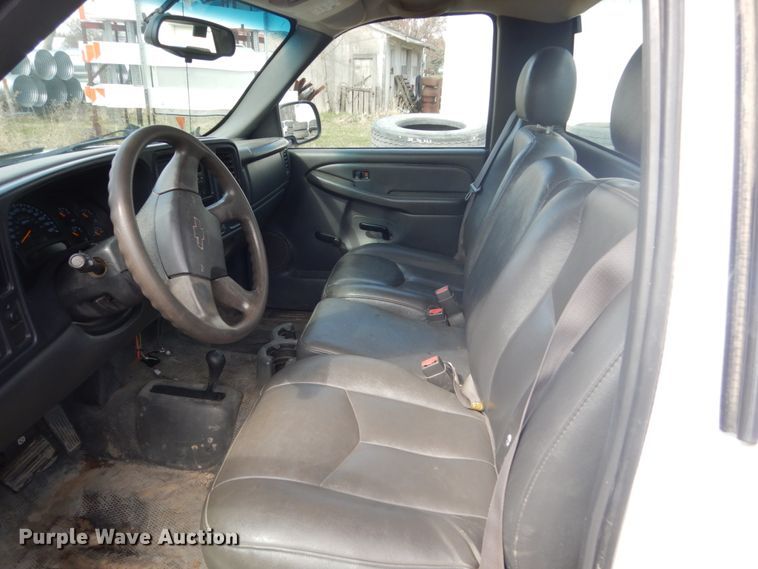 image for item HE9558 2004 Chevrolet Silverado 1500  pickup truck