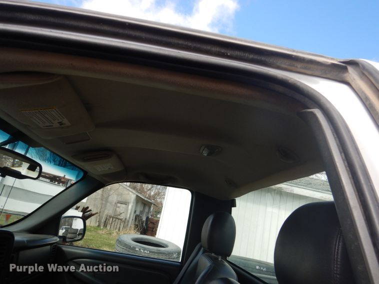 image for item HE9558 2004 Chevrolet Silverado 1500  pickup truck