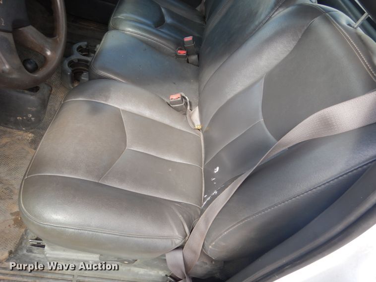 image for item HE9558 2004 Chevrolet Silverado 1500  pickup truck