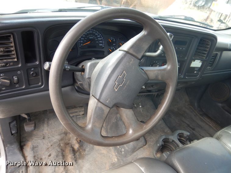 image for item HE9558 2004 Chevrolet Silverado 1500  pickup truck