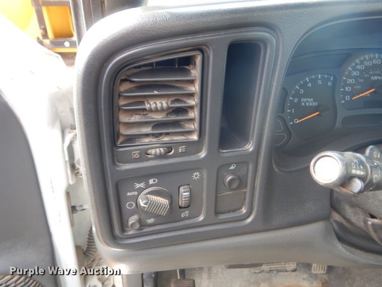 image for item HE9558 2004 Chevrolet Silverado 1500  pickup truck