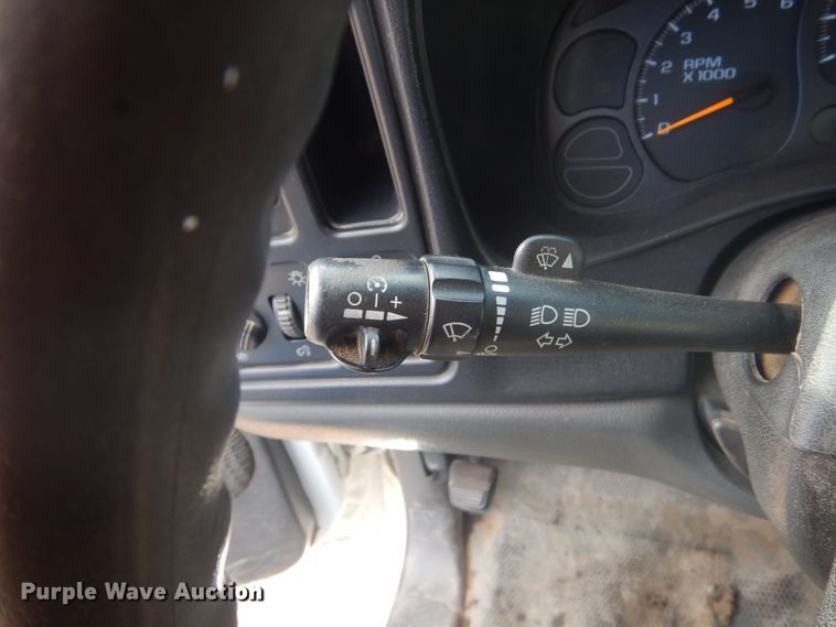 image for item HE9558 2004 Chevrolet Silverado 1500  pickup truck