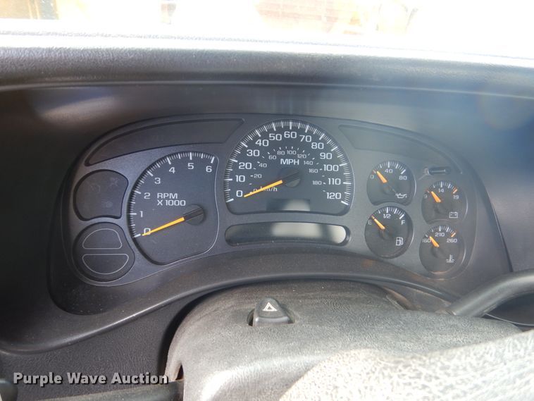 image for item HE9558 2004 Chevrolet Silverado 1500  pickup truck