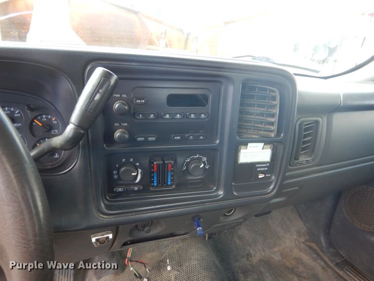 image for item HE9558 2004 Chevrolet Silverado 1500  pickup truck