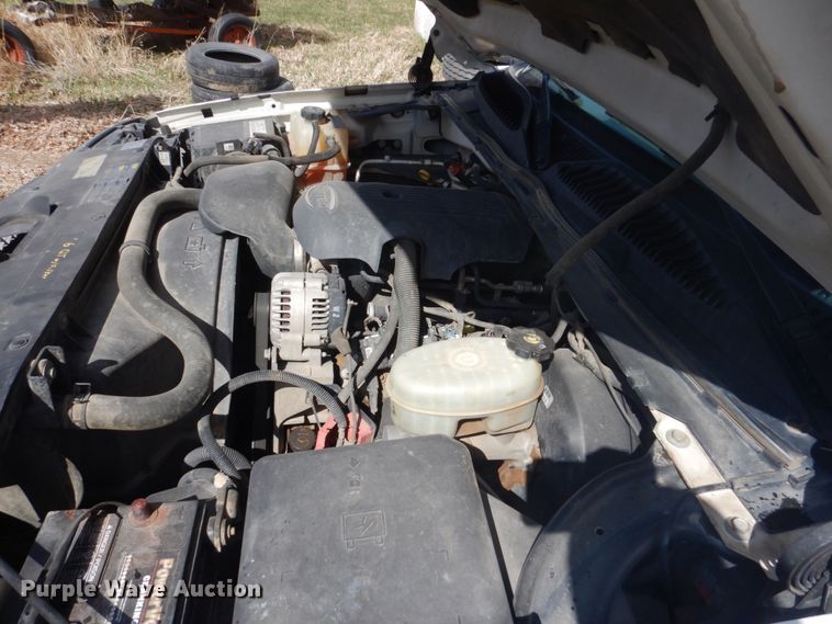 image for item HE9558 2004 Chevrolet Silverado 1500  pickup truck