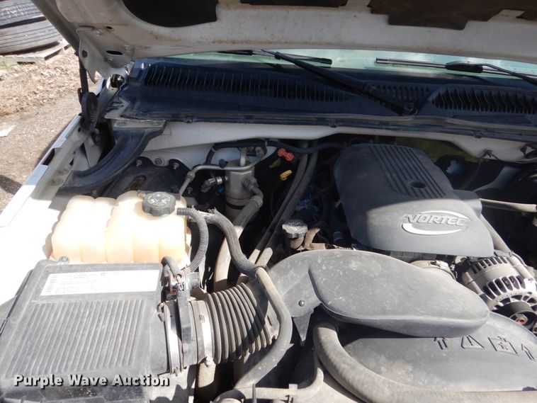 image for item HE9558 2004 Chevrolet Silverado 1500  pickup truck