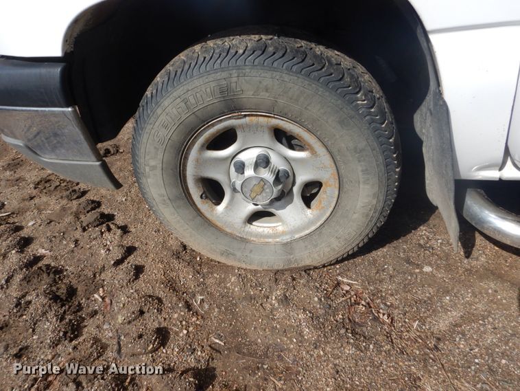 image for item HE9558 2004 Chevrolet Silverado 1500  pickup truck