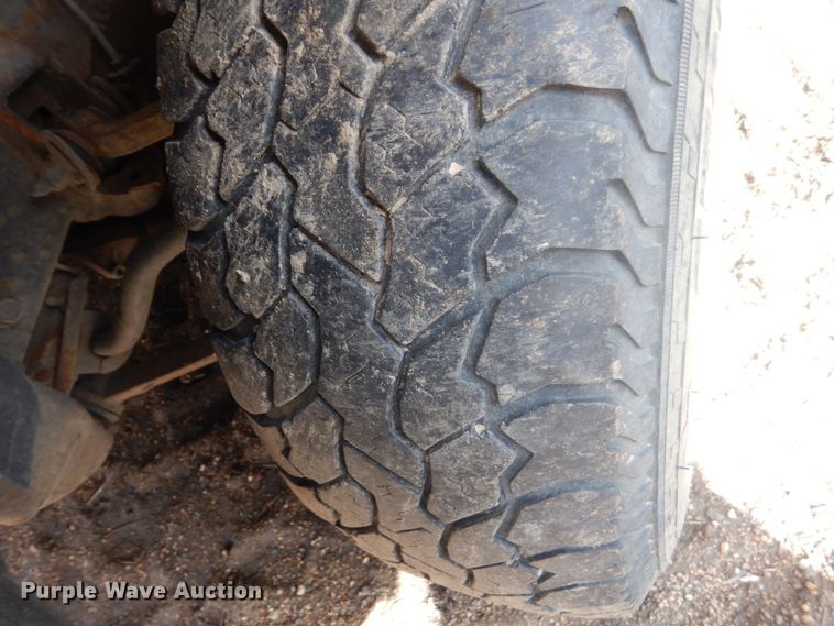 image for item HE9558 2004 Chevrolet Silverado 1500  pickup truck