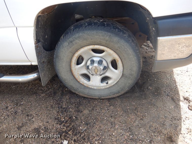 image for item HE9558 2004 Chevrolet Silverado 1500  pickup truck