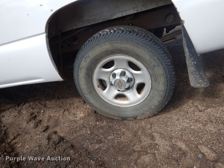 image for item HE9558 2004 Chevrolet Silverado 1500  pickup truck