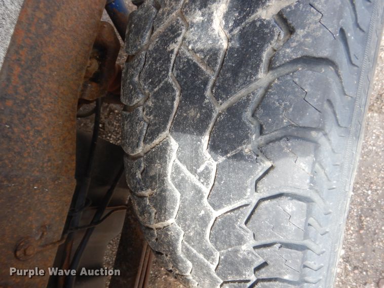 image for item HE9558 2004 Chevrolet Silverado 1500  pickup truck