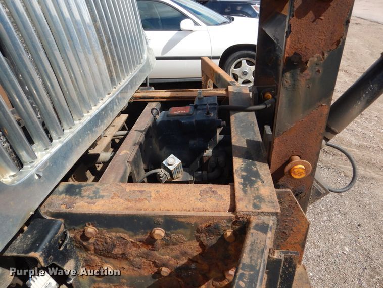 2004 International 7400 spreader truck in Sioux Falls, SD | Item HE9563 sold | Purple Wave