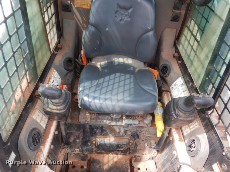 image for item HG9525 2008 Bobcat T320  tracked skid steer loader