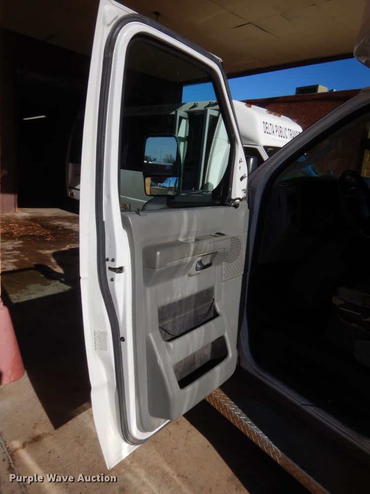 image for item HG9765 2009 Ford E350  shuttle bus