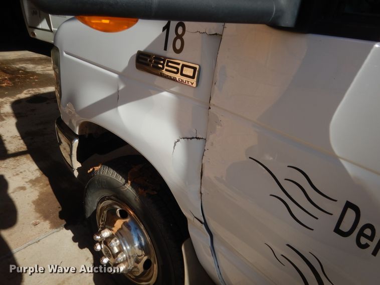 image for item HG9765 2009 Ford E350  shuttle bus