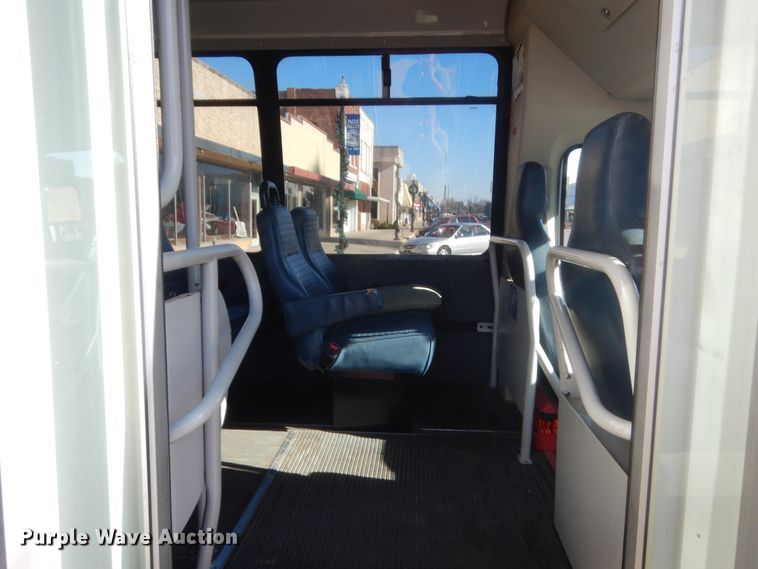 image for item HG9766 2010 Ford E450  shuttle bus