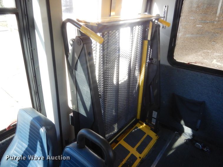 image for item HG9766 2010 Ford E450  shuttle bus