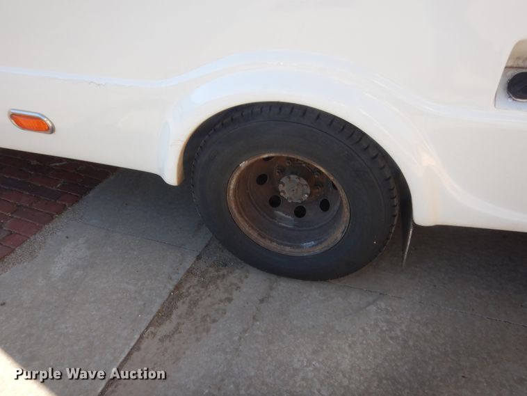 image for item HG9766 2010 Ford E450  shuttle bus