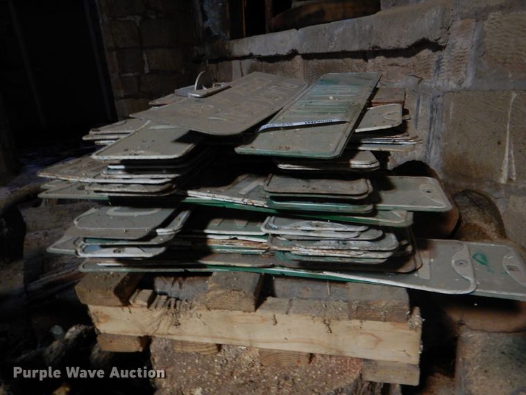 image for item HW9948 Approximately 100 street signs