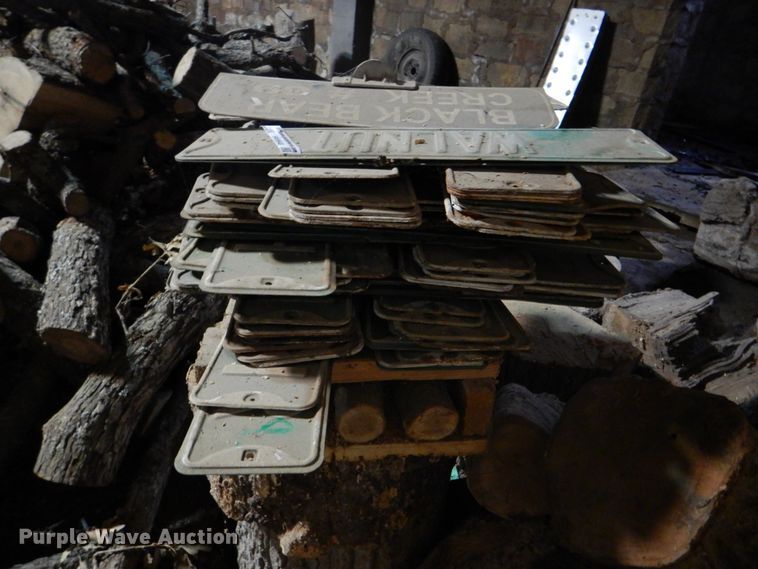 image for item HW9948 Approximately 100 street signs