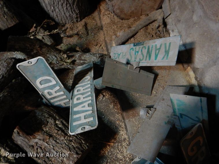 image for item HW9948 Approximately 100 street signs