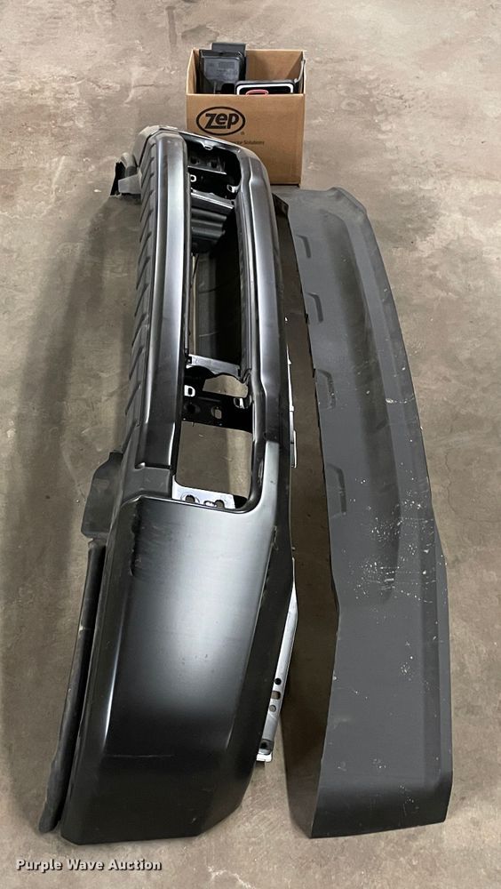 image for item II9323 2020 Ford F350 bumper