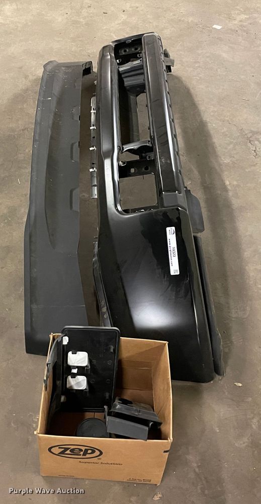 image for item II9323 2020 Ford F350 bumper