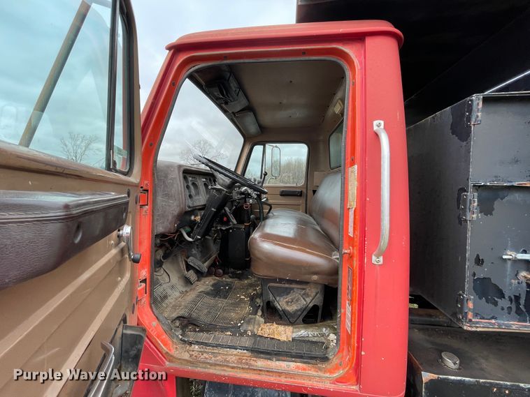 image for item II9328 1985 International 1754  dump truck