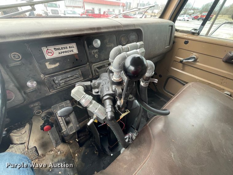 image for item II9328 1985 International 1754  dump truck