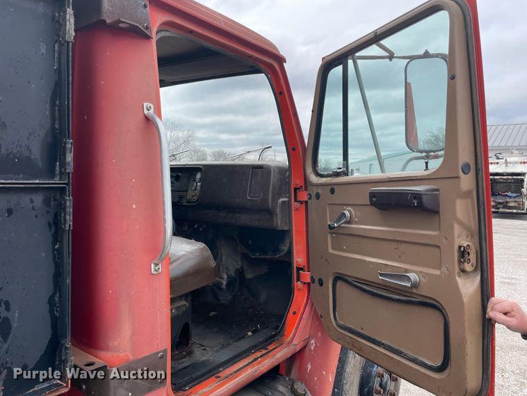 image for item II9328 1985 International 1754  dump truck