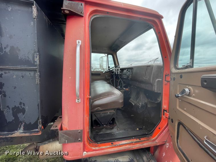 image for item II9328 1985 International 1754  dump truck