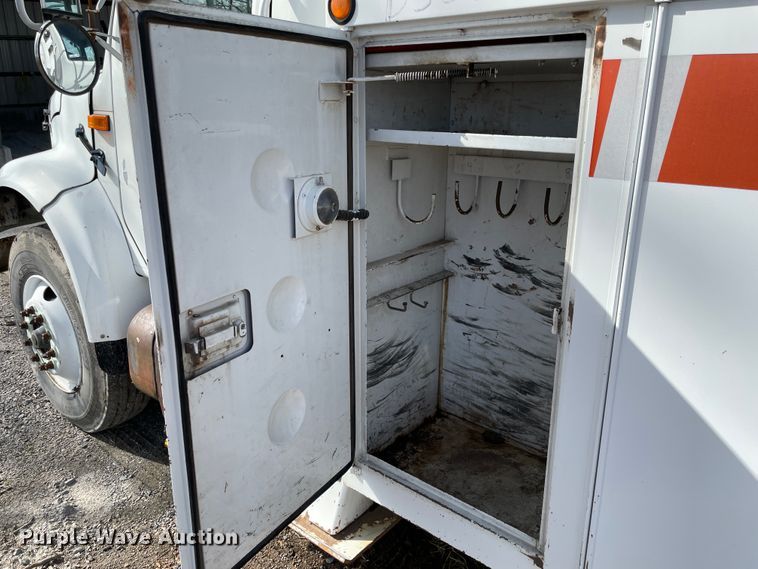 image for item II9329 1991 International 4900  crane truck