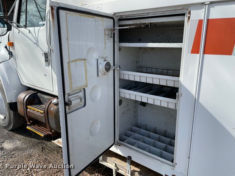 image for item II9329 1991 International 4900  crane truck