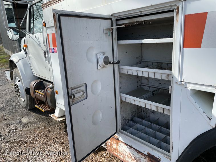 image for item II9329 1991 International 4900  crane truck