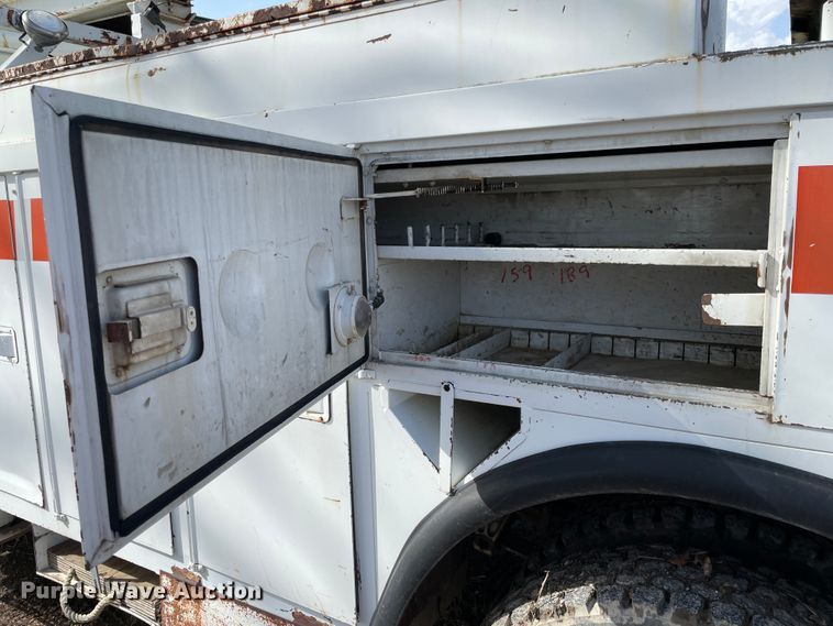 image for item II9329 1991 International 4900  crane truck