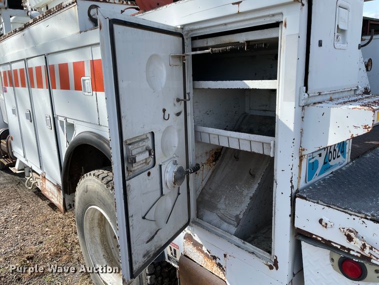 image for item II9329 1991 International 4900  crane truck