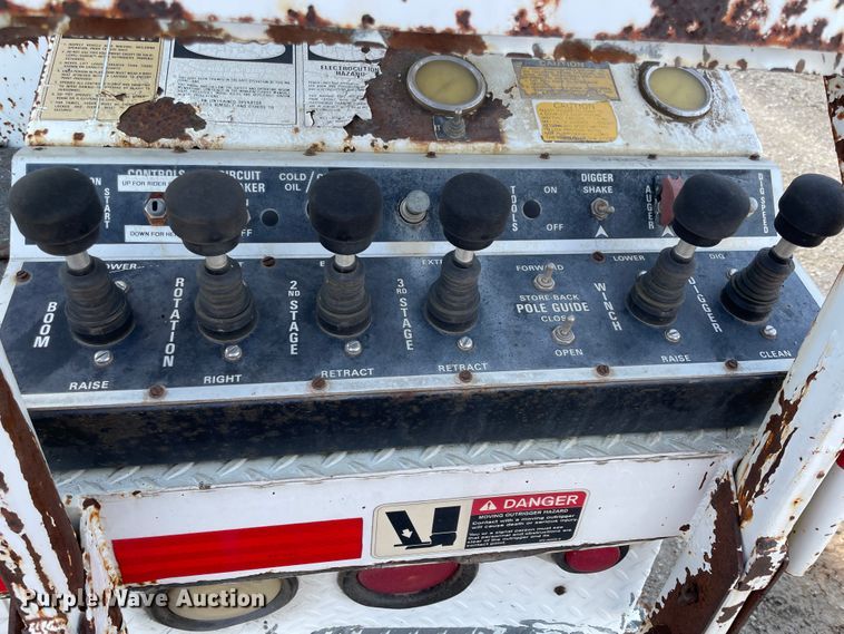 image for item II9329 1991 International 4900  crane truck