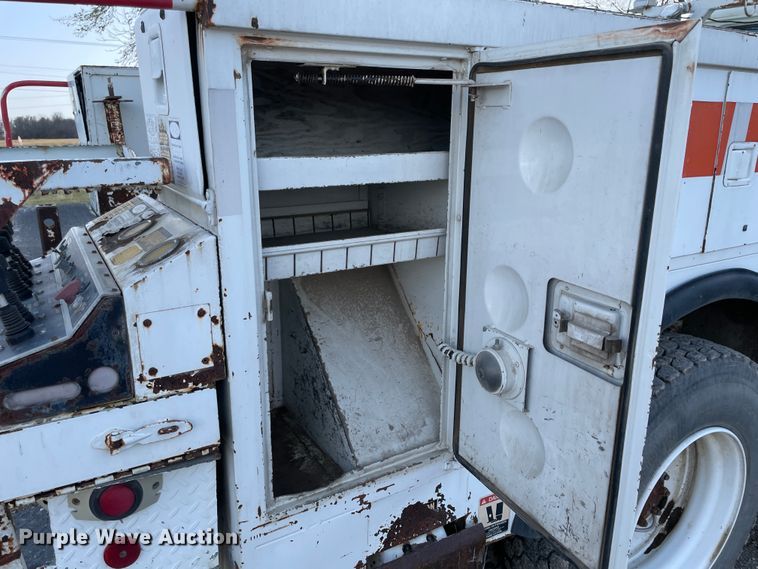 image for item II9329 1991 International 4900  crane truck