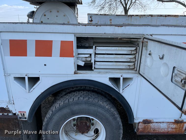 image for item II9329 1991 International 4900  crane truck