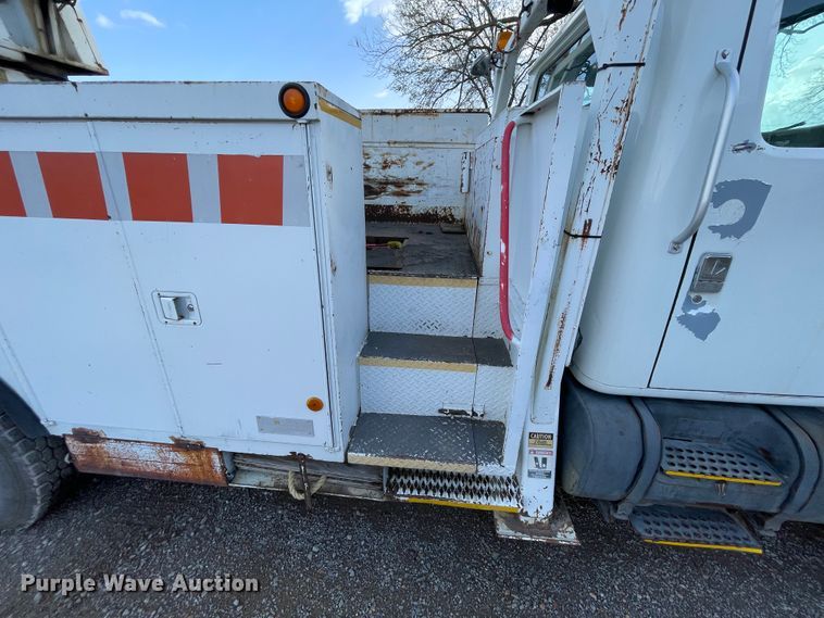 image for item II9329 1991 International 4900  crane truck