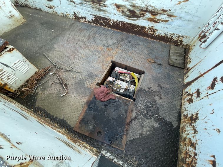 image for item II9329 1991 International 4900  crane truck