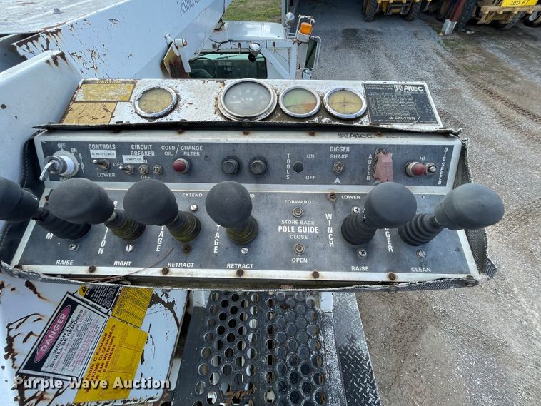 image for item II9329 1991 International 4900  crane truck