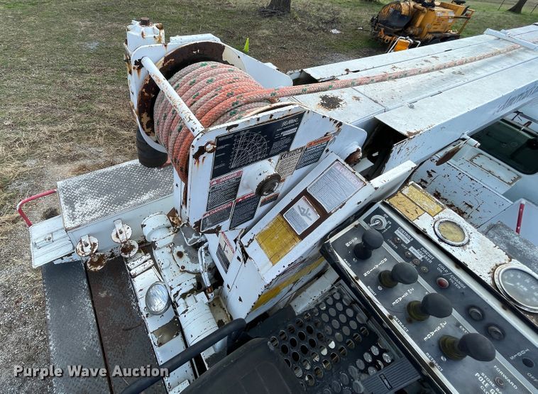 image for item II9329 1991 International 4900  crane truck