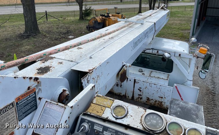 image for item II9329 1991 International 4900  crane truck