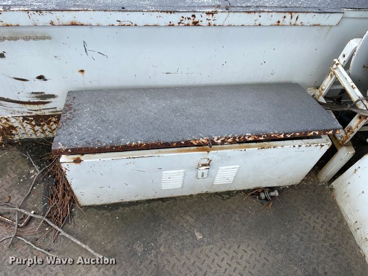 image for item II9329 1991 International 4900  crane truck