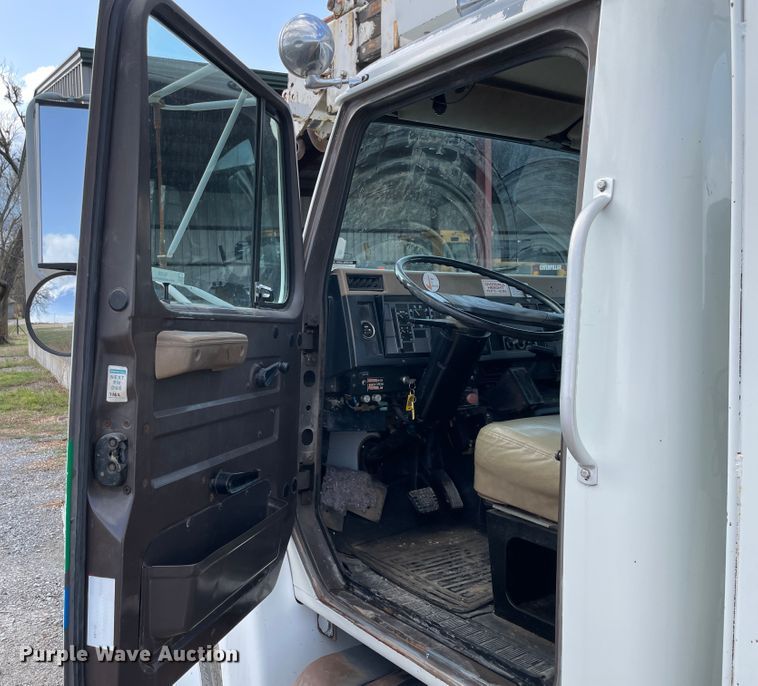 image for item II9329 1991 International 4900  crane truck