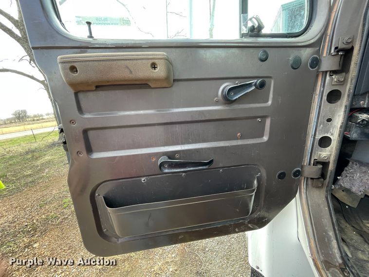 image for item II9329 1991 International 4900  crane truck