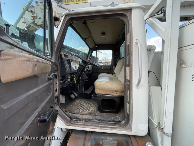 image for item II9329 1991 International 4900  crane truck