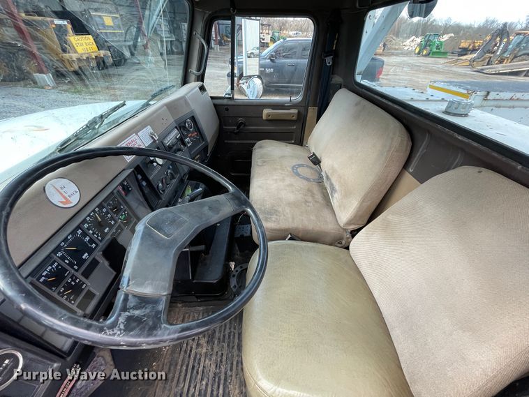 image for item II9329 1991 International 4900  crane truck