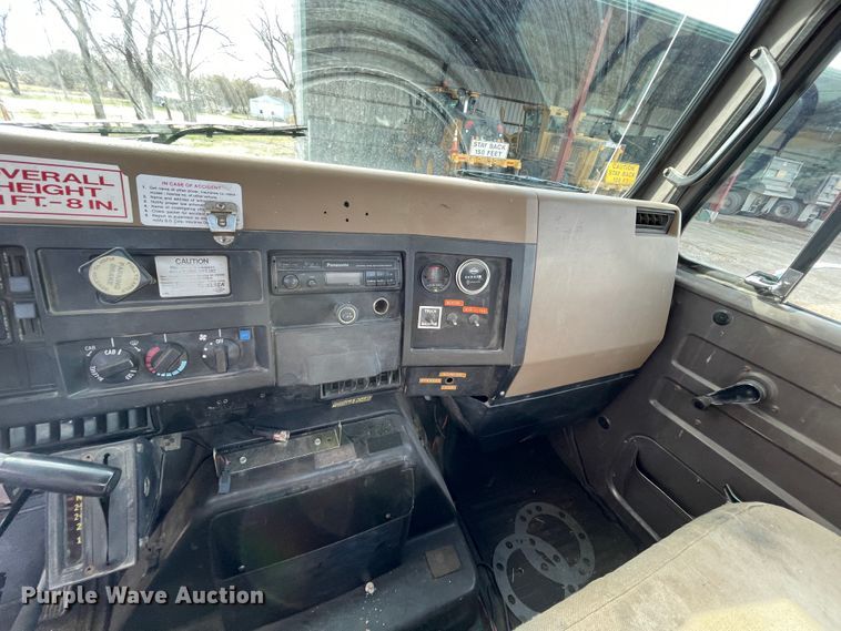 image for item II9329 1991 International 4900  crane truck